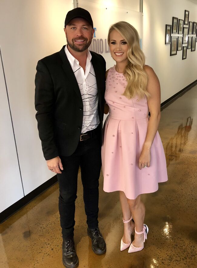 Is Carrie Underwood S Wardrobe Dropping Baby Gender Hints Cmt