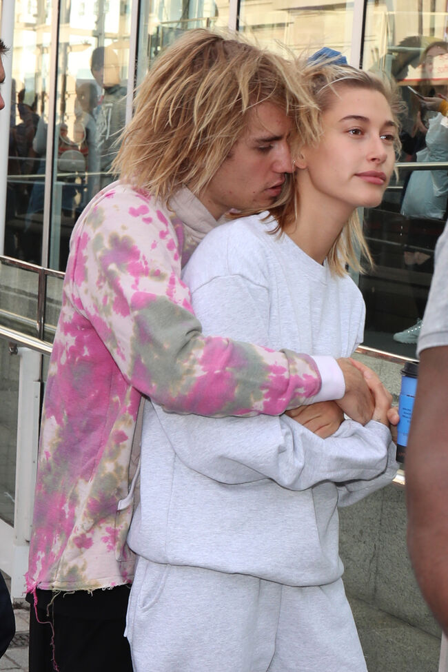 Justin Bieber Serenaded Hailey Baldwin Outside Buckingham