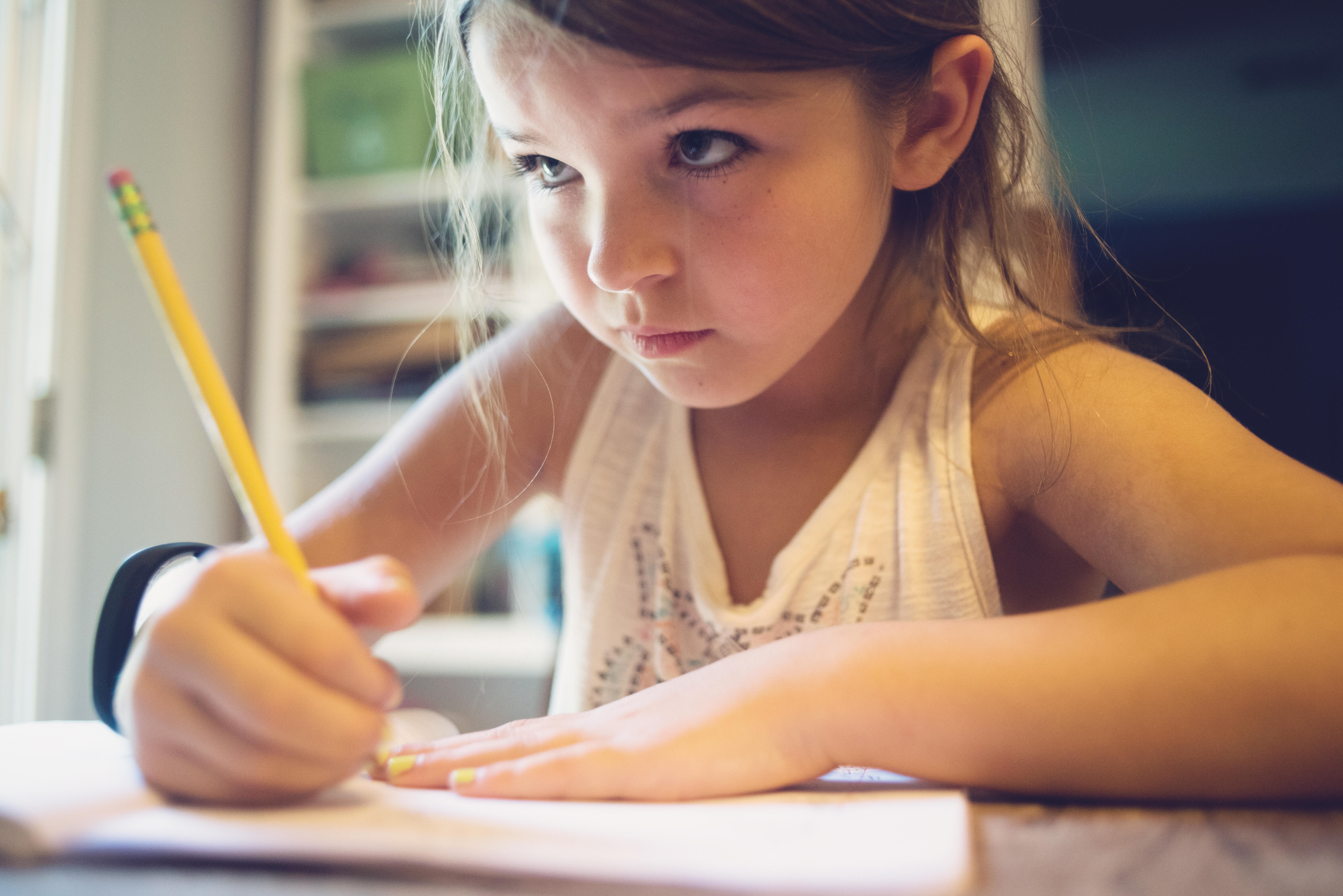 Girl doing. Сердитая девочка пишет. Девочка рассеяна. Do homework. Домашний задание маленький девочек.