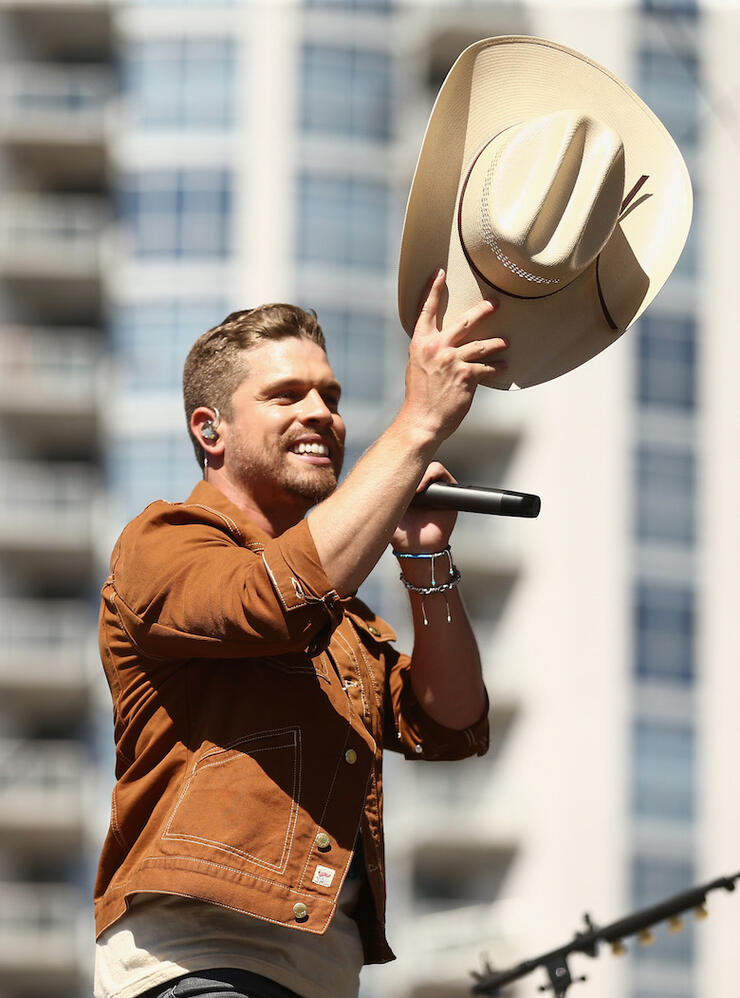 Dustin Lynch Covers Drake's "God's Plan" at 2018 iHeartRadio Music