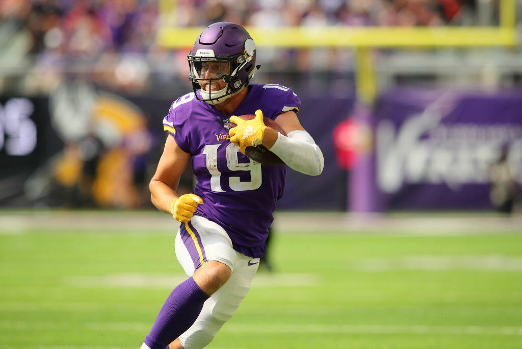 Adam Thielen wears 'Mighty Ducks' cleats against the Cardinals