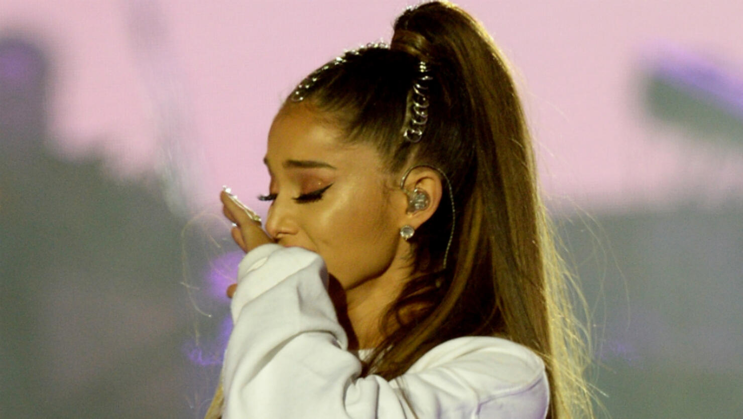 Ariana Grande Tells Twitter Followers She's Having a Bad Day