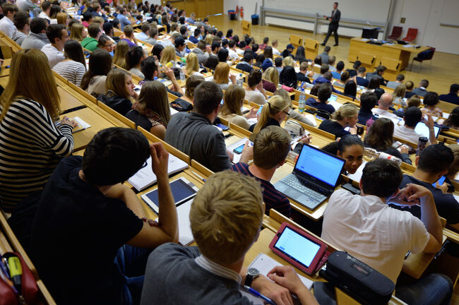 650px x 432px - A Professor Accidentally Plays Porn In Packed Lecture Hall ...
