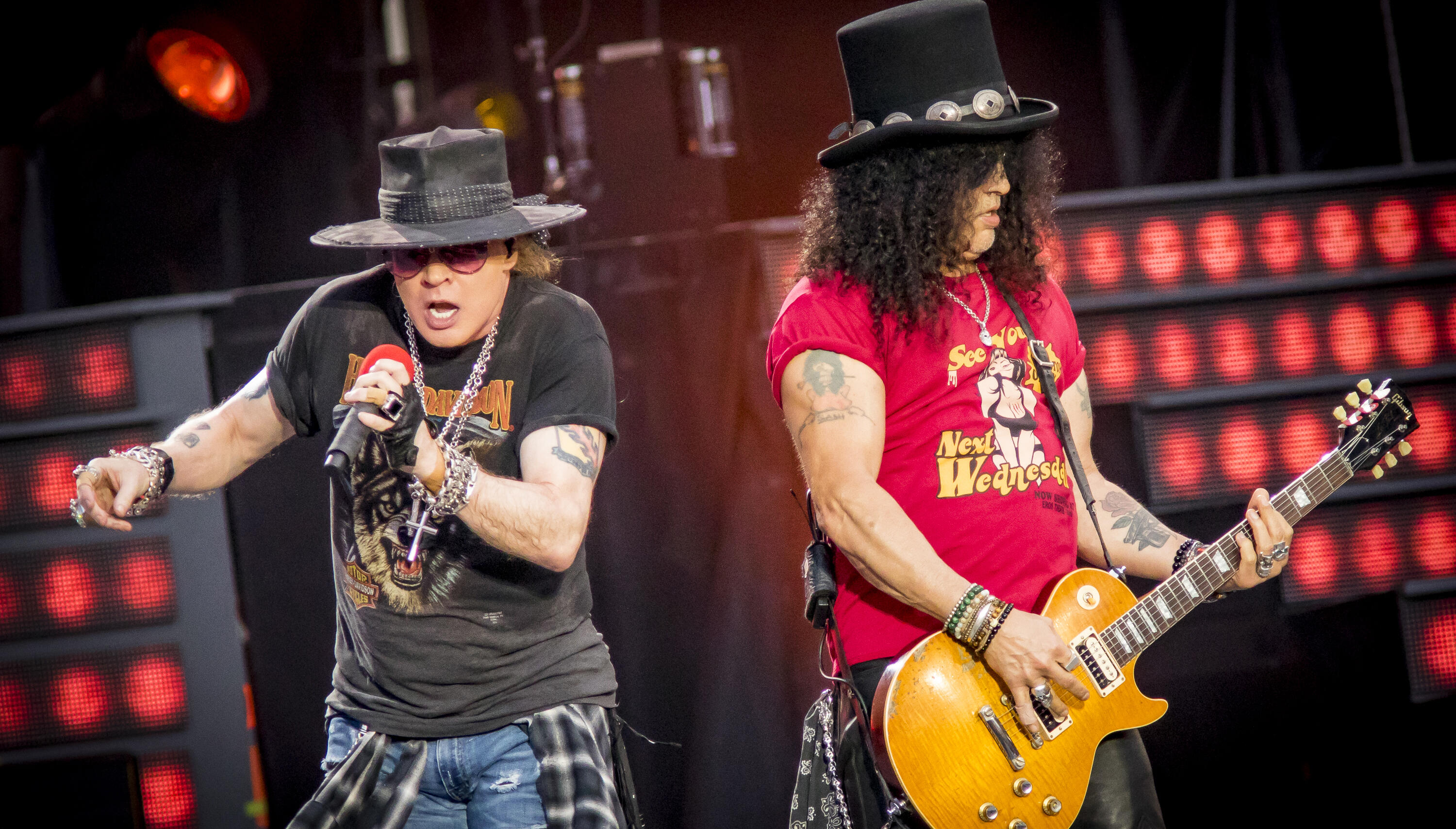 Slash Names Axl Rose One Of His Favorite Singers Of All Time Iheartradio