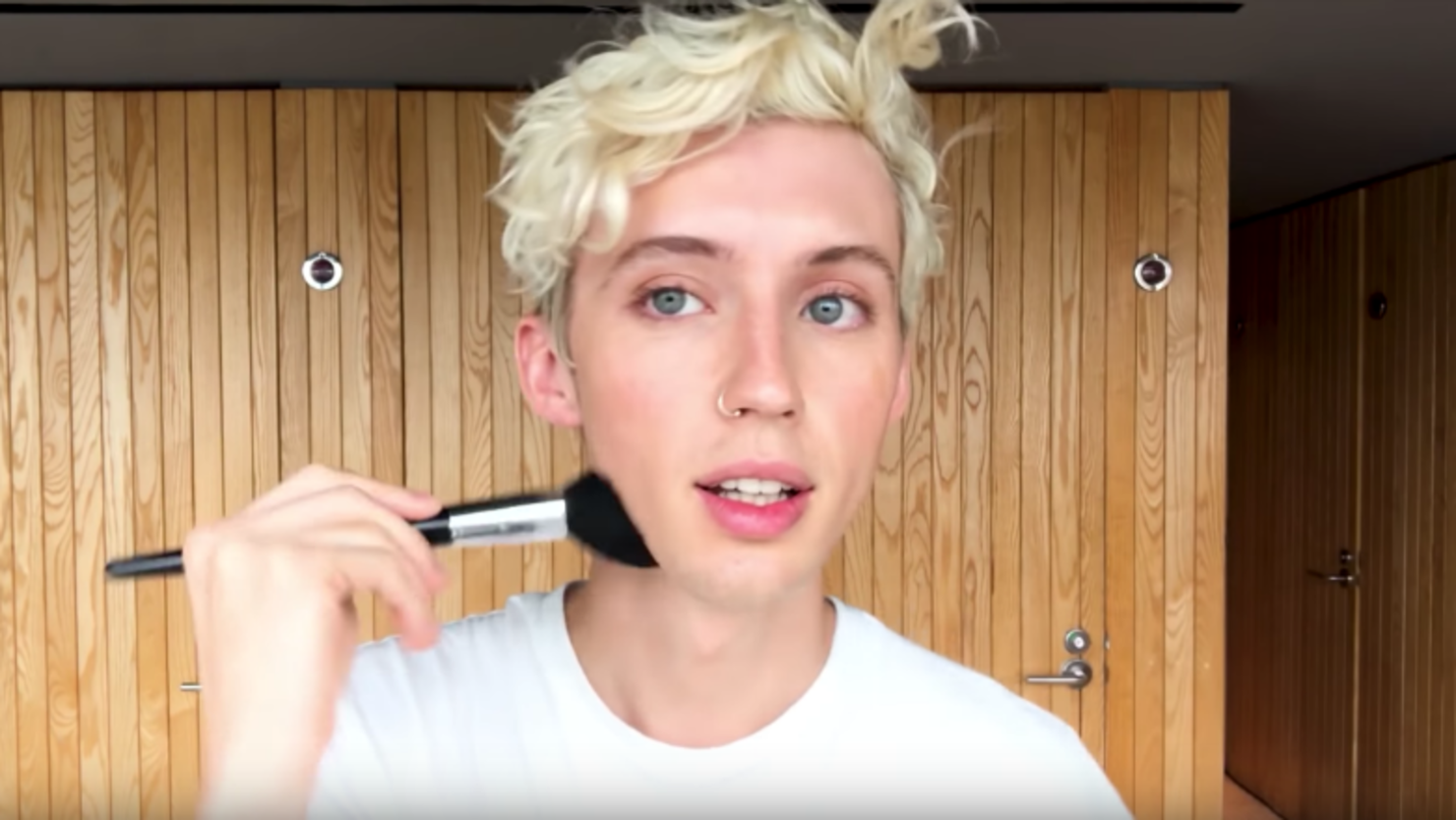 Den aktuelle Skænk skræmt Troye Sivan Unveils His Minimal Makeup Routine For 'Vogue' | iHeart