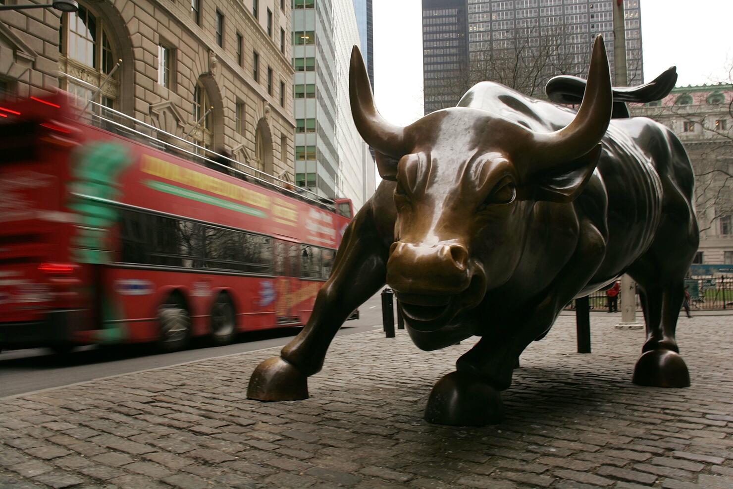 Dow plunges in early morning trading amid gloomy reports 