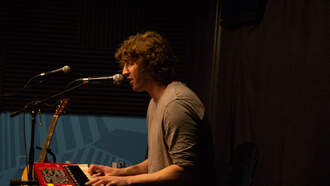 Dean Lewis Performs
