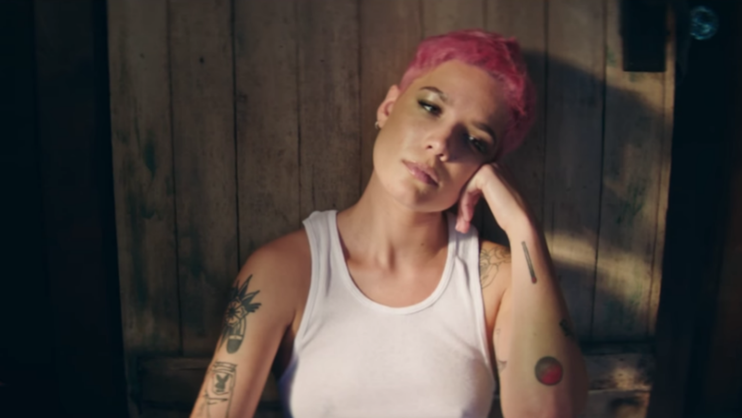 Halsey without. Halsey. Halsey Manic 2020. Halsey в 17 лет.