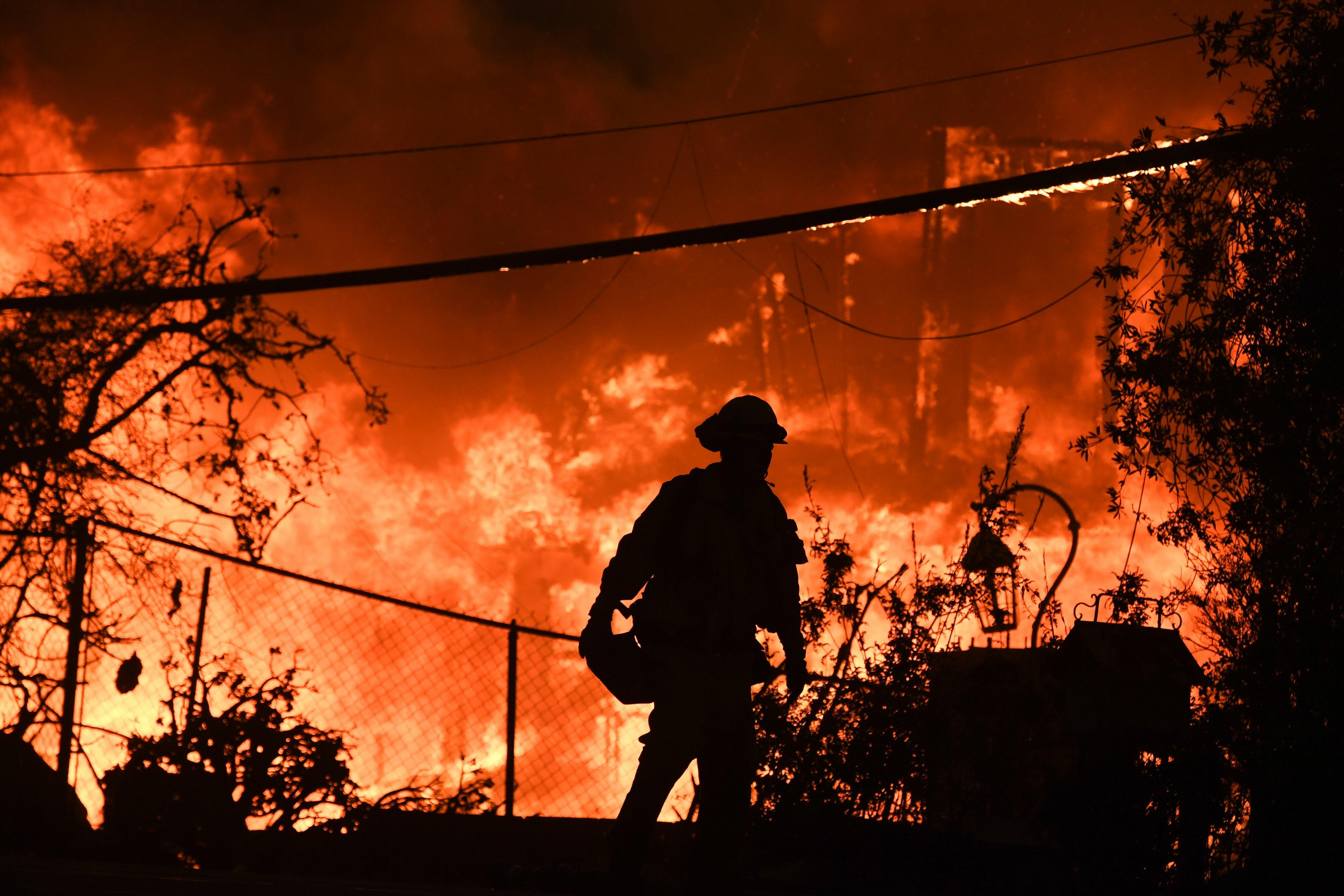 L am a fire. Пожарники женщины в Калифорнии. Смертоносный огонь. Калифорнийский пожарный. Дьявольский огонь.