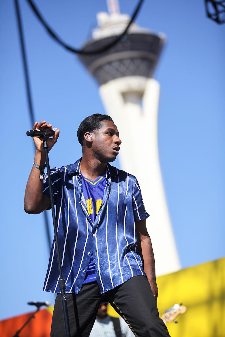 Leon Bridges Performs "Bad Bad News," "Beyond" & More Live (VIDEOS