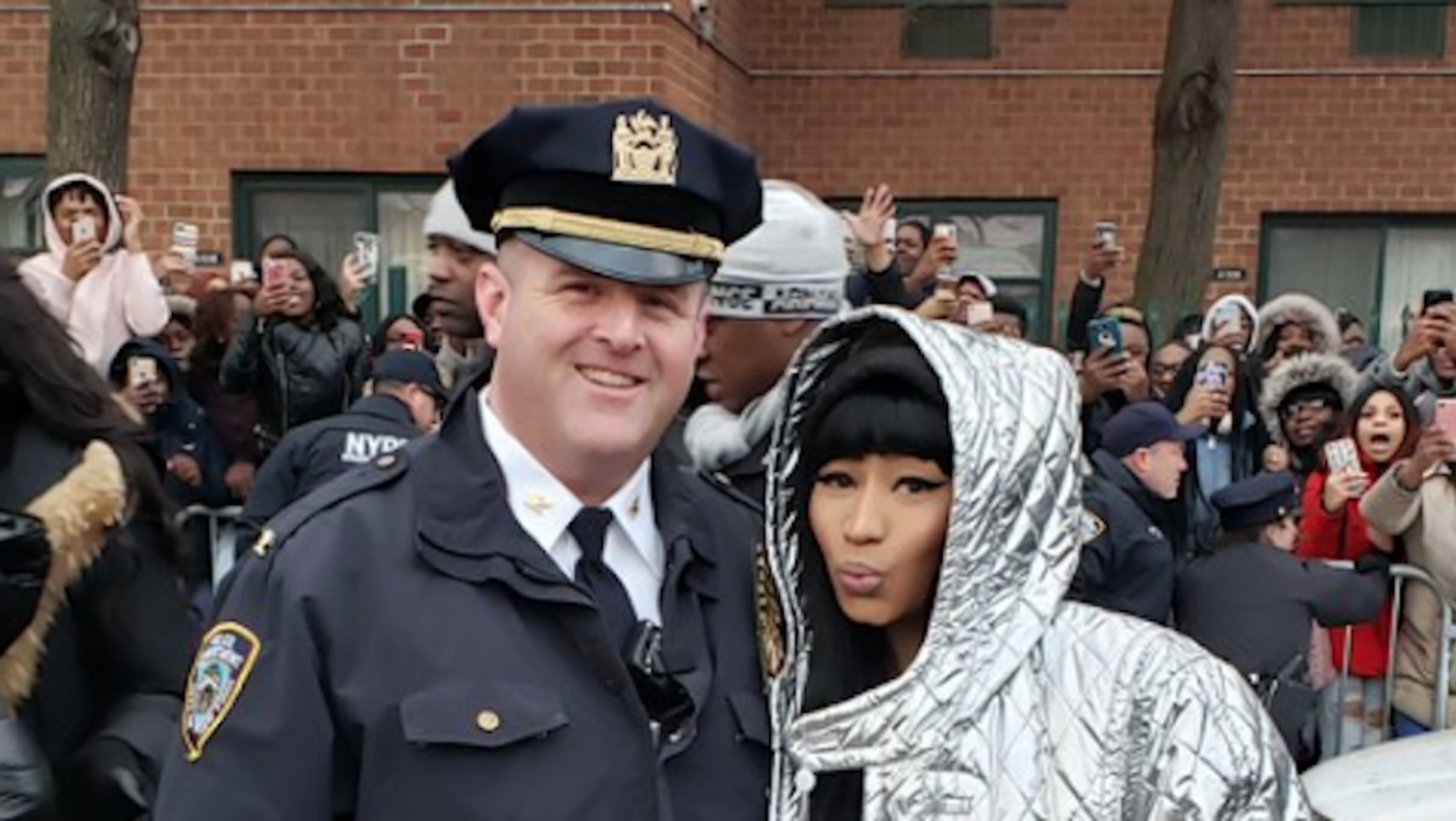Nicki Minaj Hands Out Hundreds Of Turkeys In Queens 