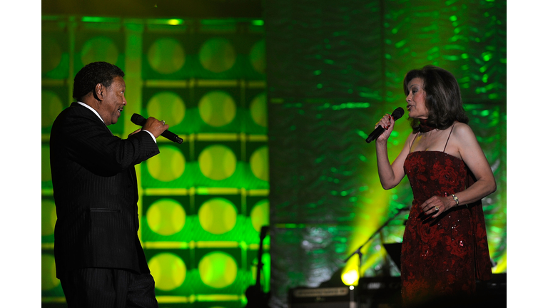 40th Annual Songwriters Hall of Fame Ceremony - Show NEW YORK - JUNE 18: Singer Marilyn McCoo and Billy Davis Jr. perform on stage during the 40th Annual Songwriters Hall of Fame Ceremony at The New York Marriott Marquis on June 18, 2009 in New York City. (Photo by Larry Busacca/Getty Images for Songwriters Hall of Fame)