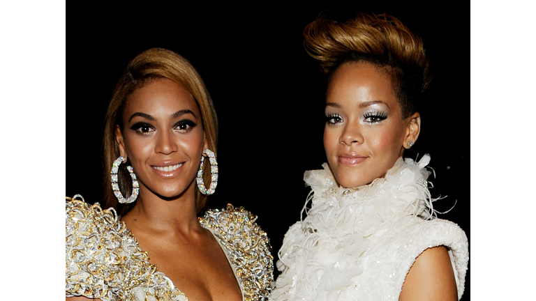 The 52nd Annual GRAMMY Awards - Backstage LOS ANGELES, CA - JANUARY 31: Singers Beyonce Knowles (L) and Rihanna (R) backstage during the 52nd Annual GRAMMY Awards held at Staples Center on January 31, 2010 in Los Angeles, California. (Photo by Larry Busacca/Getty Images)
