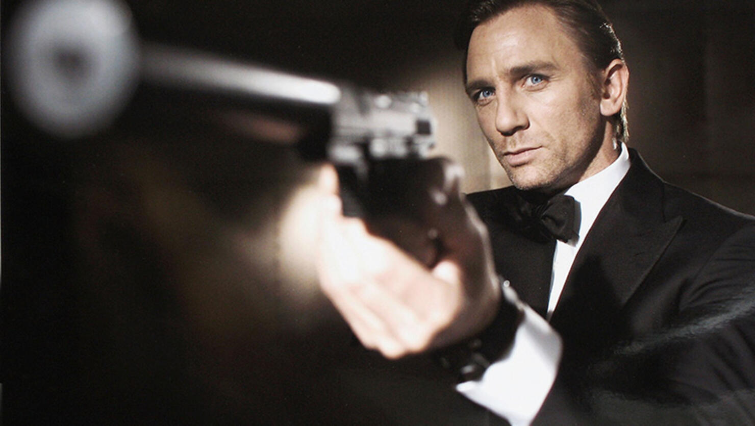  Daniel Craig poses as James Bond