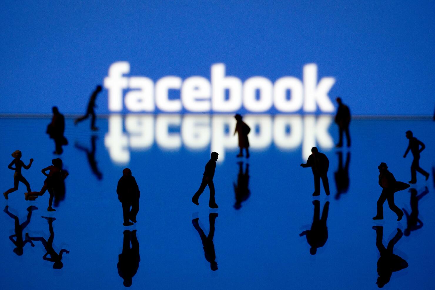 facebook bug exposes photos of 6.8m users to third party apps