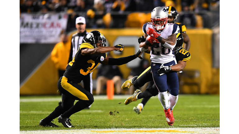ew England Patriots v Pittsburgh Steelers PITTSBURGH, PA - DECEMBER 16: James White #28 of the New England Patriots carries the ball against Sean Davis #21 of the Pittsburgh Steelers in the first half during the game at Heinz Field on December 16, 2018 in Pittsburgh, Pennsylvania. (Photo by Joe Sargent/Getty Images)