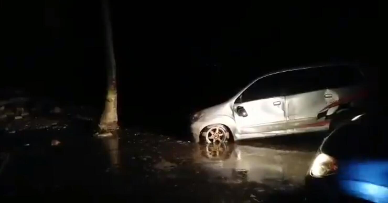 Indonesia tsunami kills at least 20 people