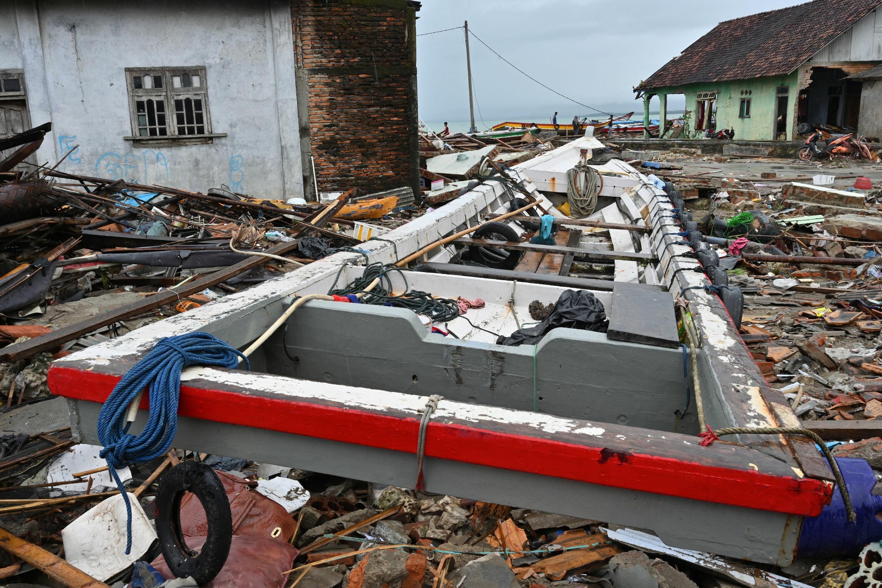 Indonesia Tsunami Death Tolls Rises To At Least 429 IHeart   5c2269f9920c4cc7c161407c