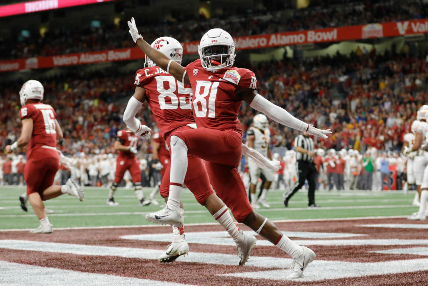 Renard Bell #81 of the Washington State Cougars celebrates after a touchdown
