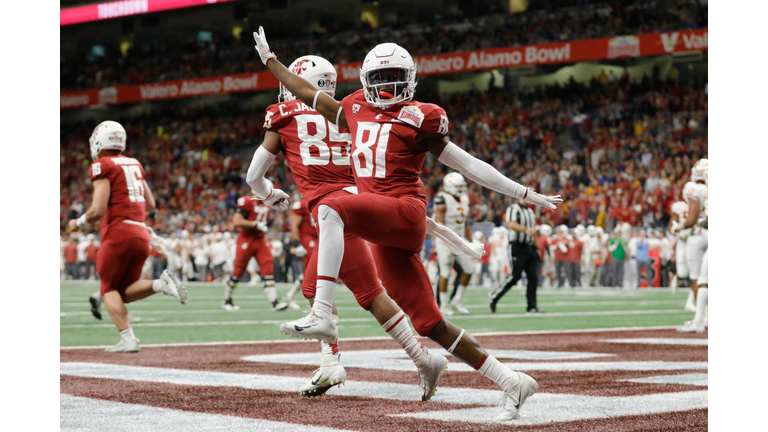 Renard Bell #81 of the Washington State Cougars celebrates after a touchdown