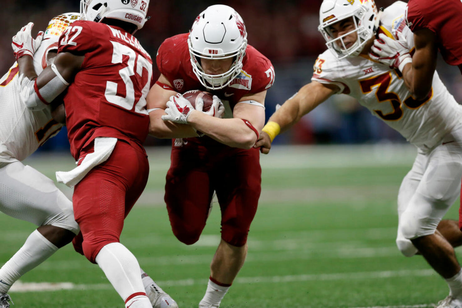 Max Borghi #21 of the Washington State Cougars rushes for a touchdown