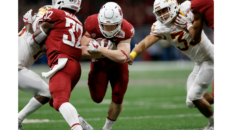 Max Borghi #21 of the Washington State Cougars rushes for a touchdown