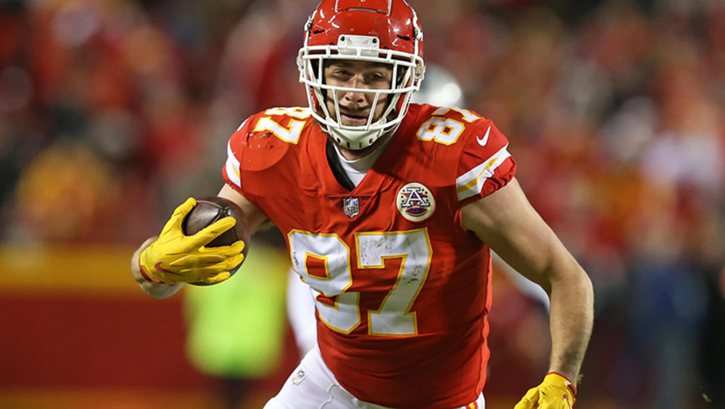 Kansas City Chiefs tight end Travis Kelce (87) runs after the catch for a 25-yard reception early in the fourth quarter of an NFL game between the Oakland Raiders and Kansas City Chiefs 