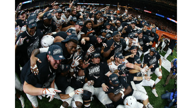 Texas Longhorns celebrate after defeating the Georgia Bulldogs 28-21 during the Allstate Sugar Bowl 