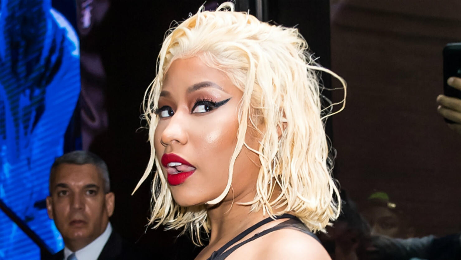 nicki-minaj-feet-kissed