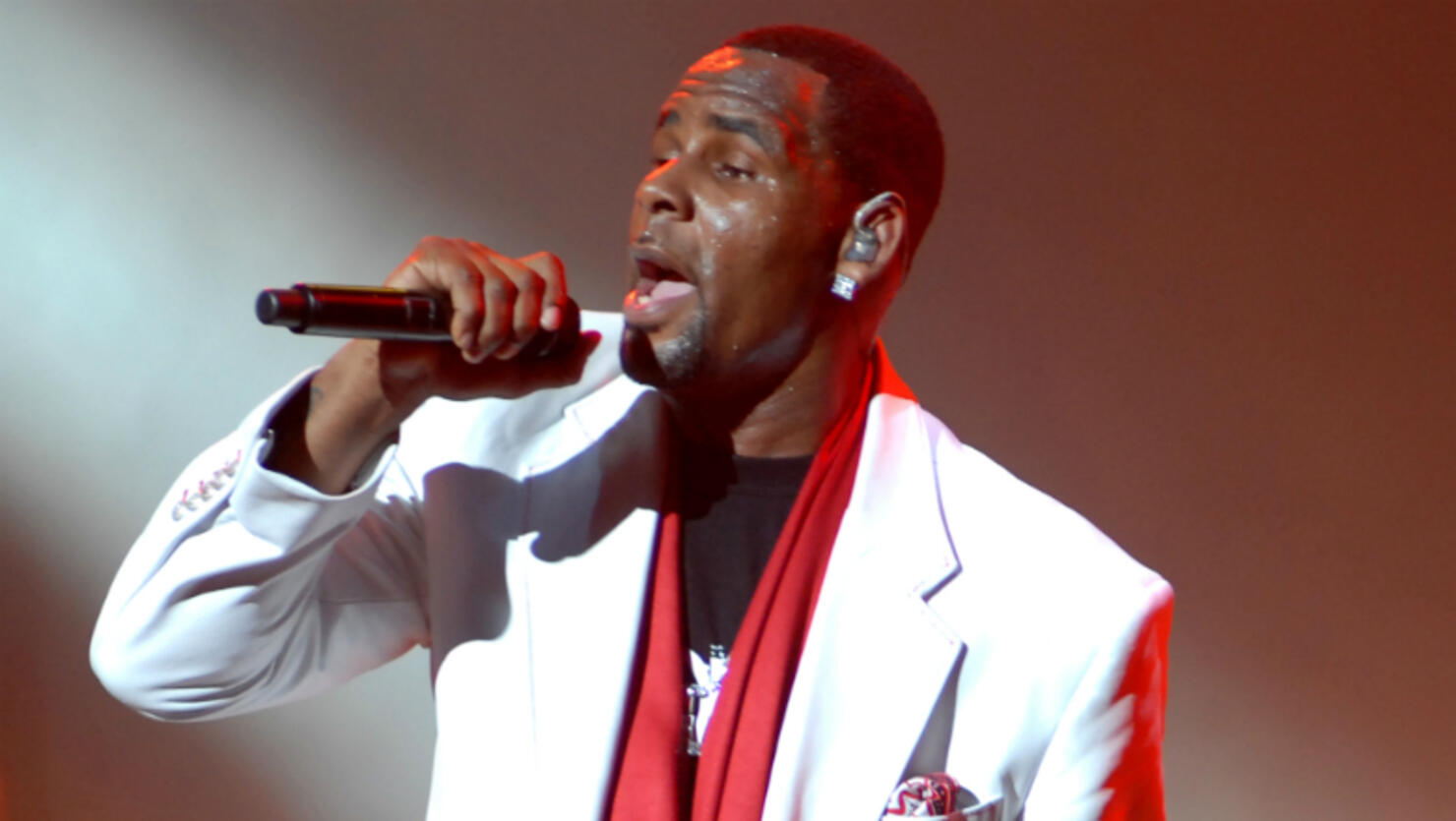 R-kelly-parties-it-up