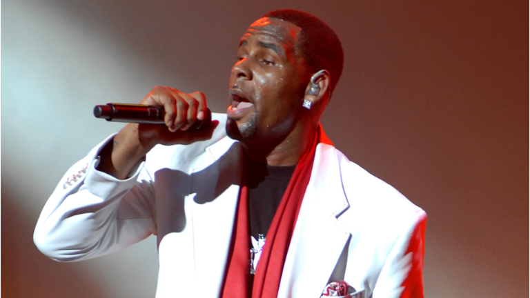 R-kelly-parties-it-up