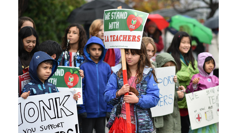 Teachers, LAUSD Back at Bargaining Table as Thousands Rally Downtown