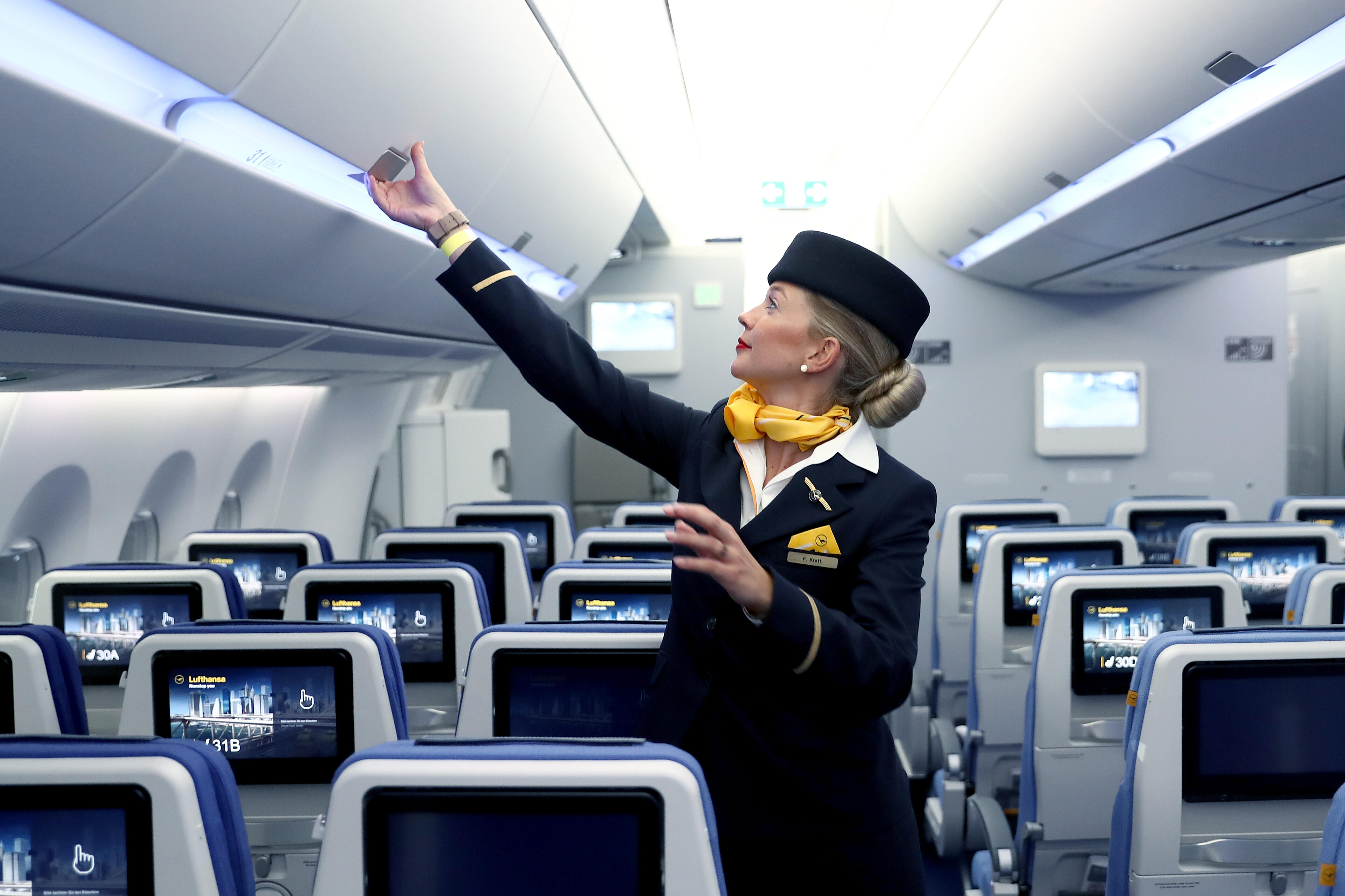 Flight attendant. Бортпроводницы Люфтганза. Флайт Аттендант. Стюардесса в самолете. Lufthansa стюардессы.