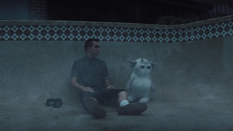 Twenty One Pilots Befriend An Alien In Chlorine Music Video IHeart   5c489503387507a50d46550b