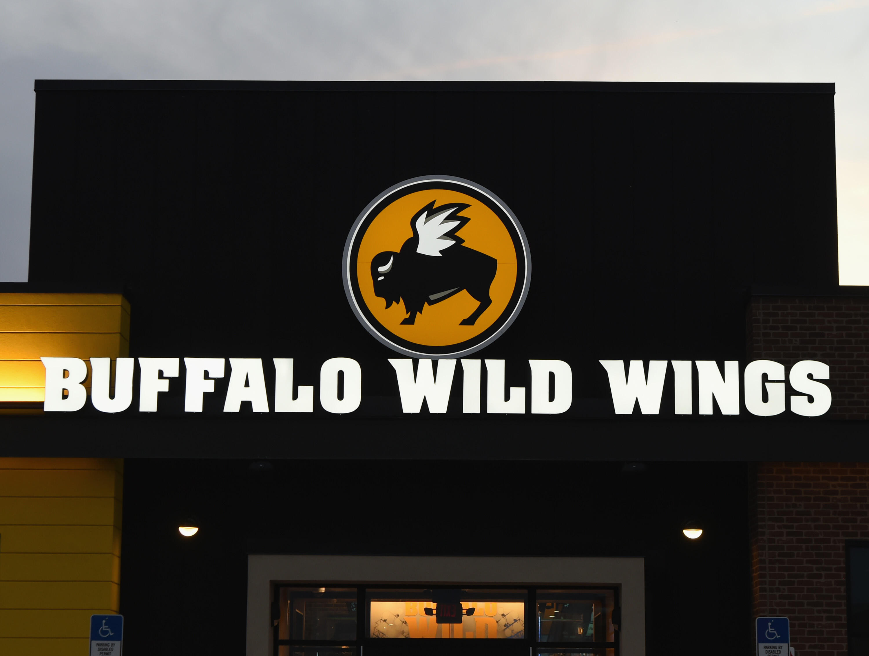 Buffalo Wild Wings Will Give Free Wings If Super Bowl Goes Into Overtime - Thumbnail Image