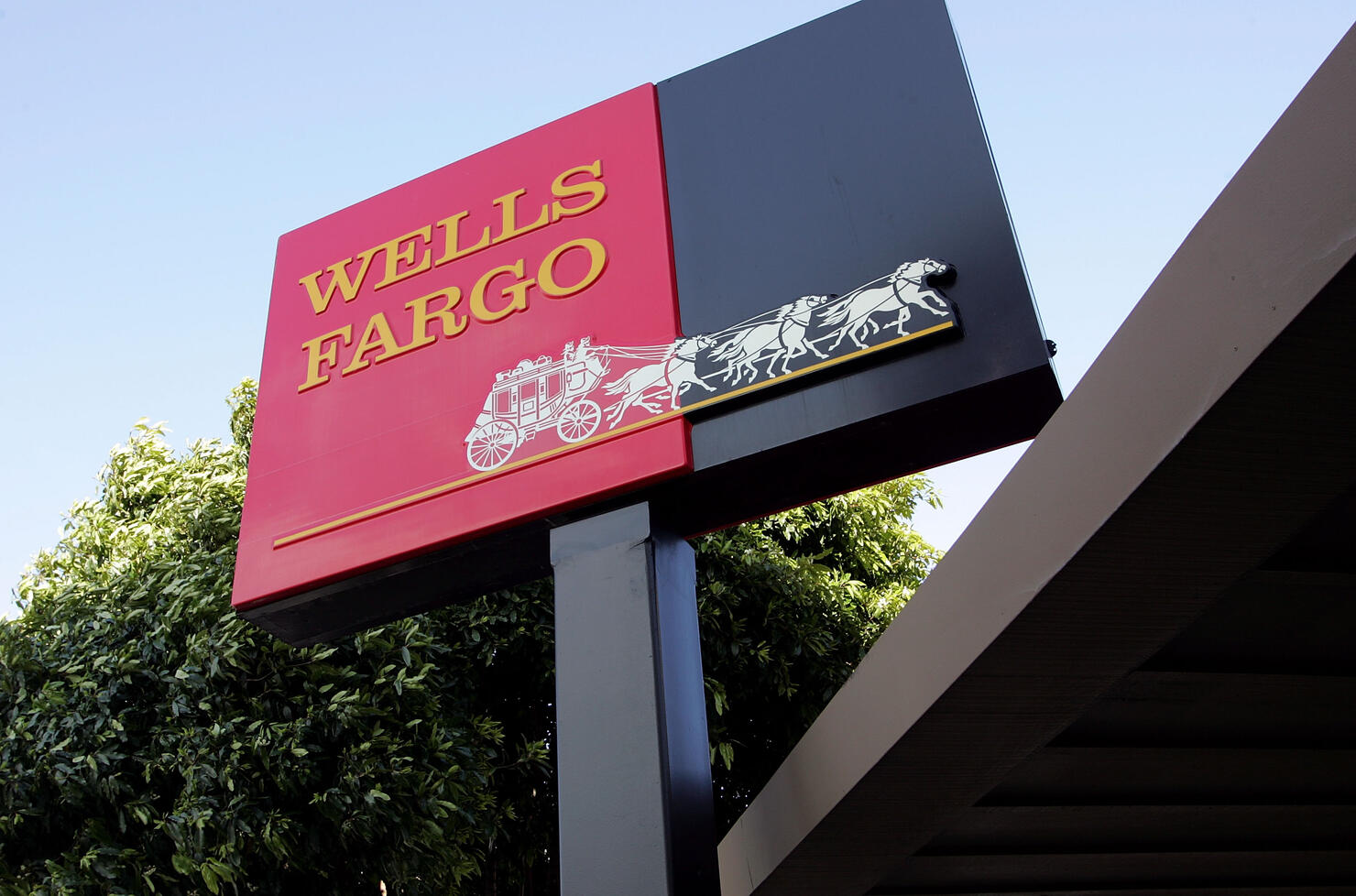 Wells Fargo apologizes for website, app outage
