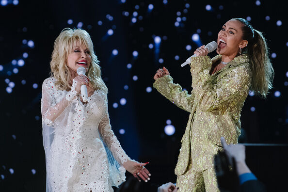 Dolly Parton & Miley Cyrus performed together at the Grammys 2019