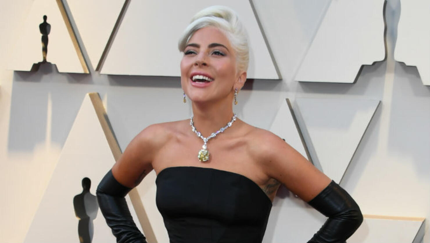 2019 Oscars Lady Gaga Dons 128 Carat Diamond Last Worn By Audrey Hepburn Iheart 7553