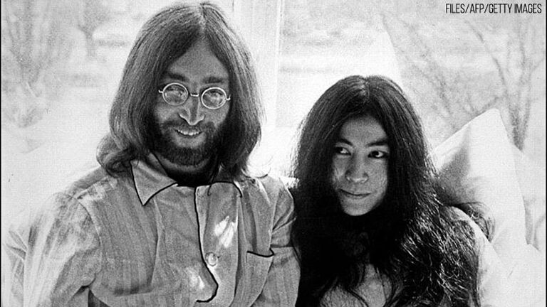 Beatles member John Lennon (L) and his w