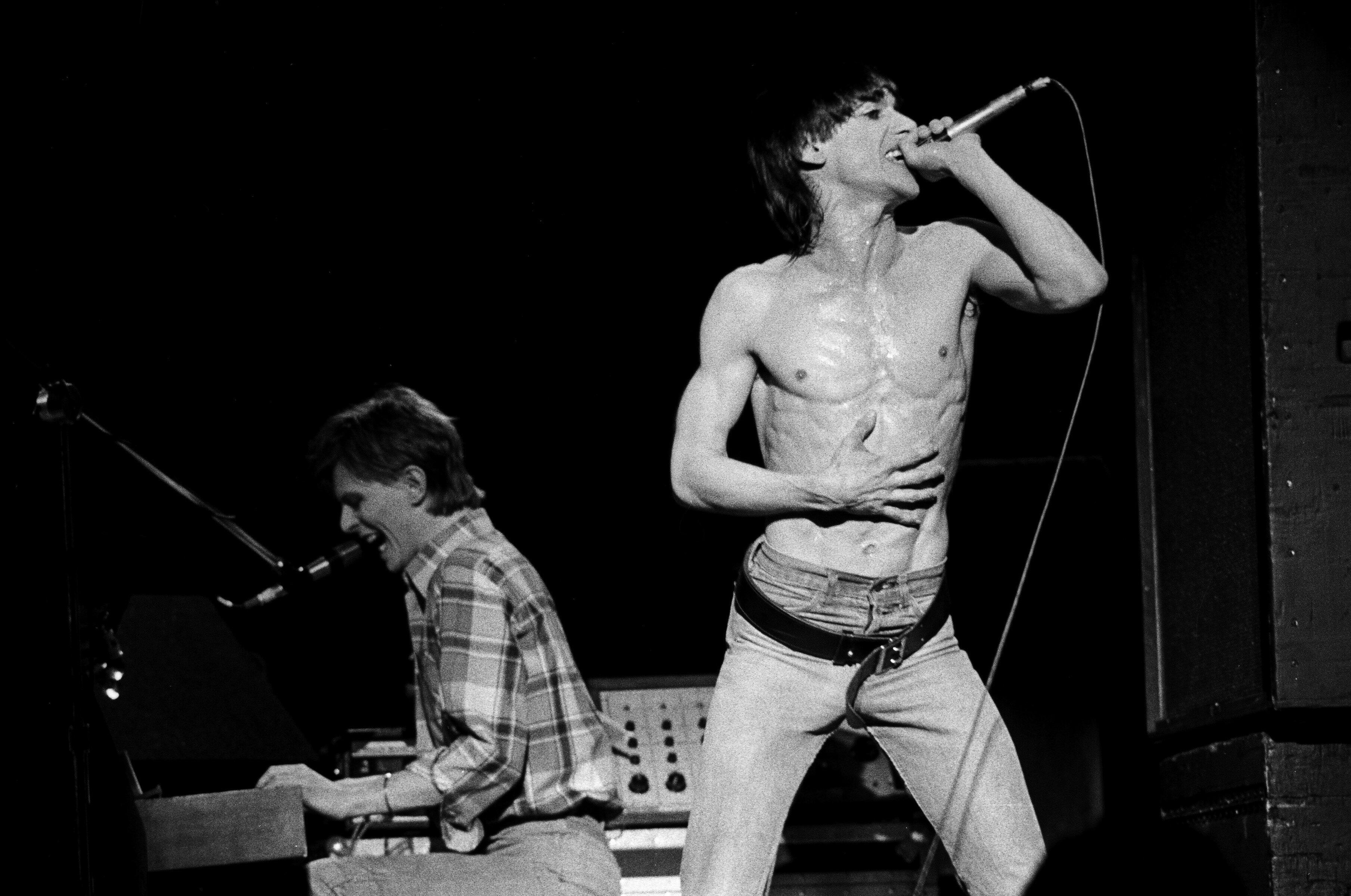 Rock History Pics on X: #davidbowie in weird pants; possibly on #drugs -  #rockandroll #weird #cool  / X