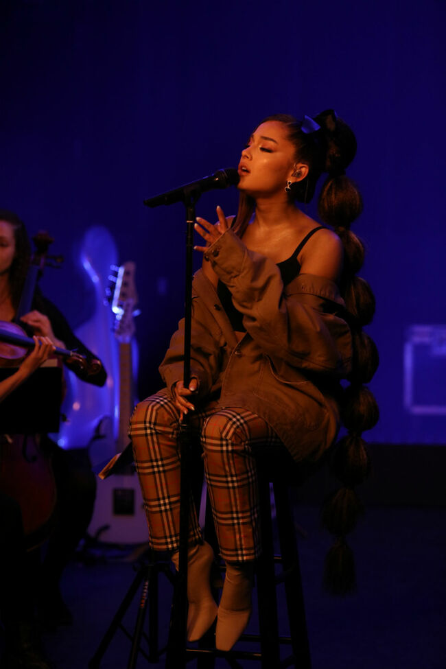 Ariana Grande faz performance emocionante de "Needy" no #IHeartAwards2019