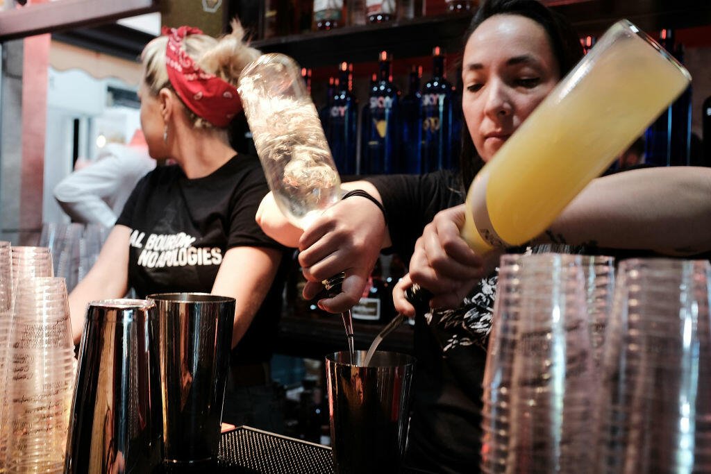 муж пьет. пьянка девушек. человек пьет алкоголь. While drunk. бутылки матроса.