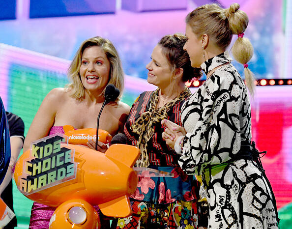 'Fuller House' Cast Seems To Reference Lori Loughlin In Acceptance Speech  - Thumbnail Image