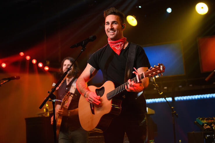 Jake Owen Makes Up Song On The Fly For Pregnant Girlfriend It S