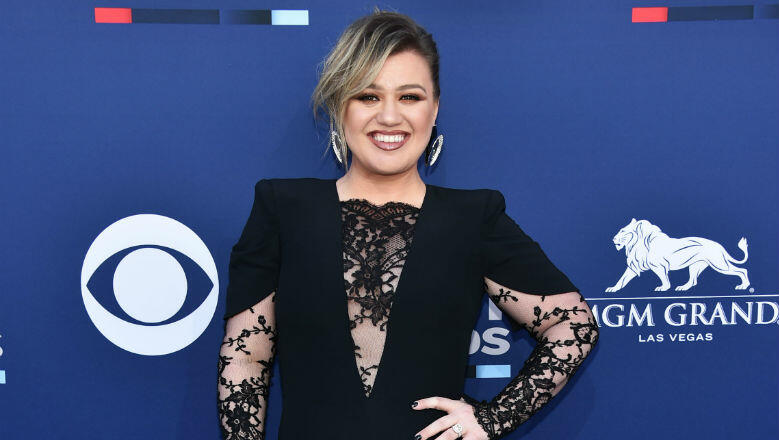 Kelly Clarkson Says She Looks Like She Had A Boob Job In New 'Voice' Photo - Thumbnail Image