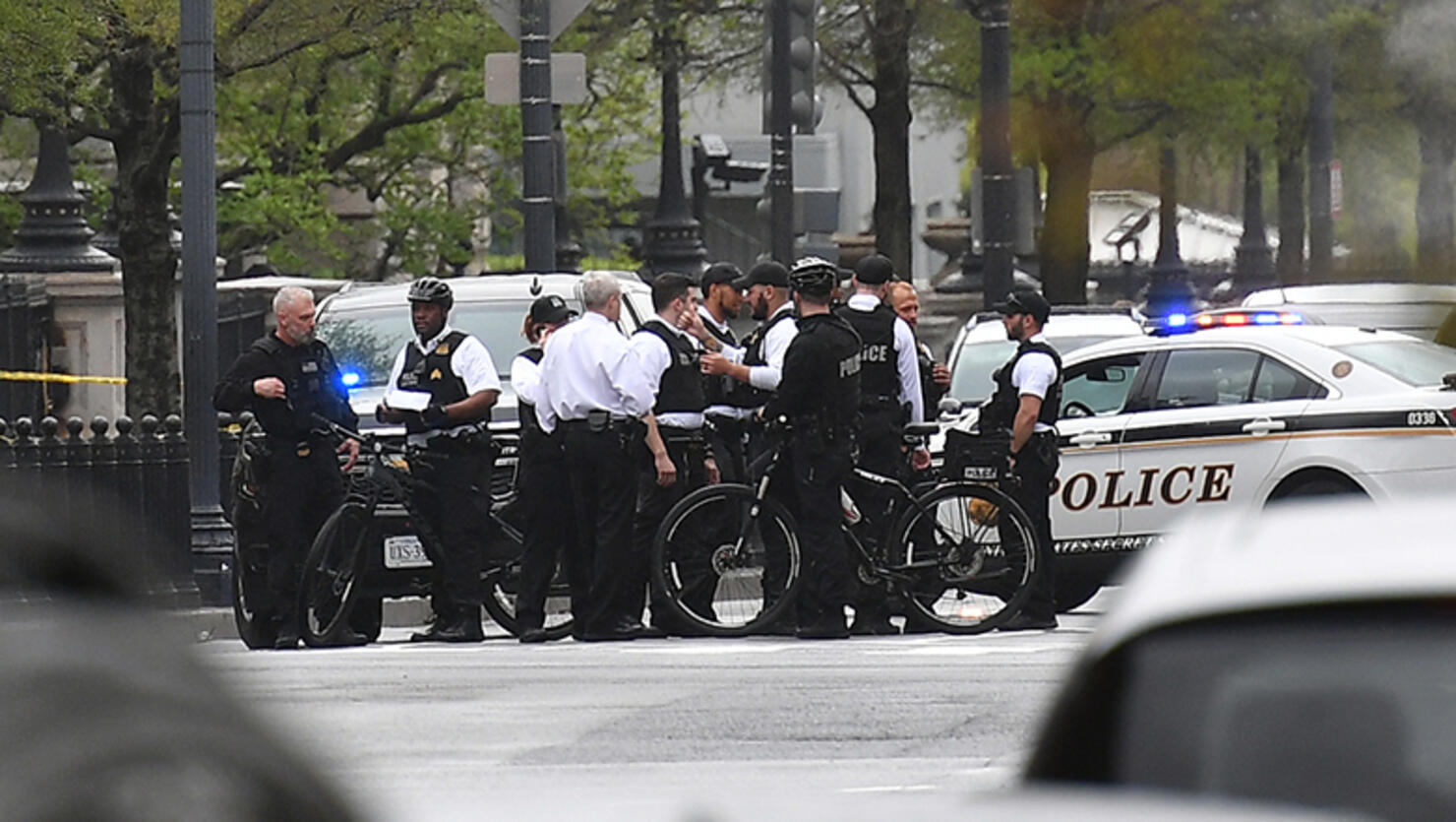 Secret Service Uniformed Division personnel secure the intercetion of 17th Street and Pennsylvania Avenue near the White House after a man reportedly tried to set himself on fire outside the presidential mansion