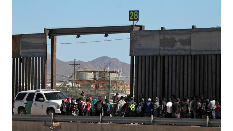 MEXICO-US-MIGRATION-SURRENDER