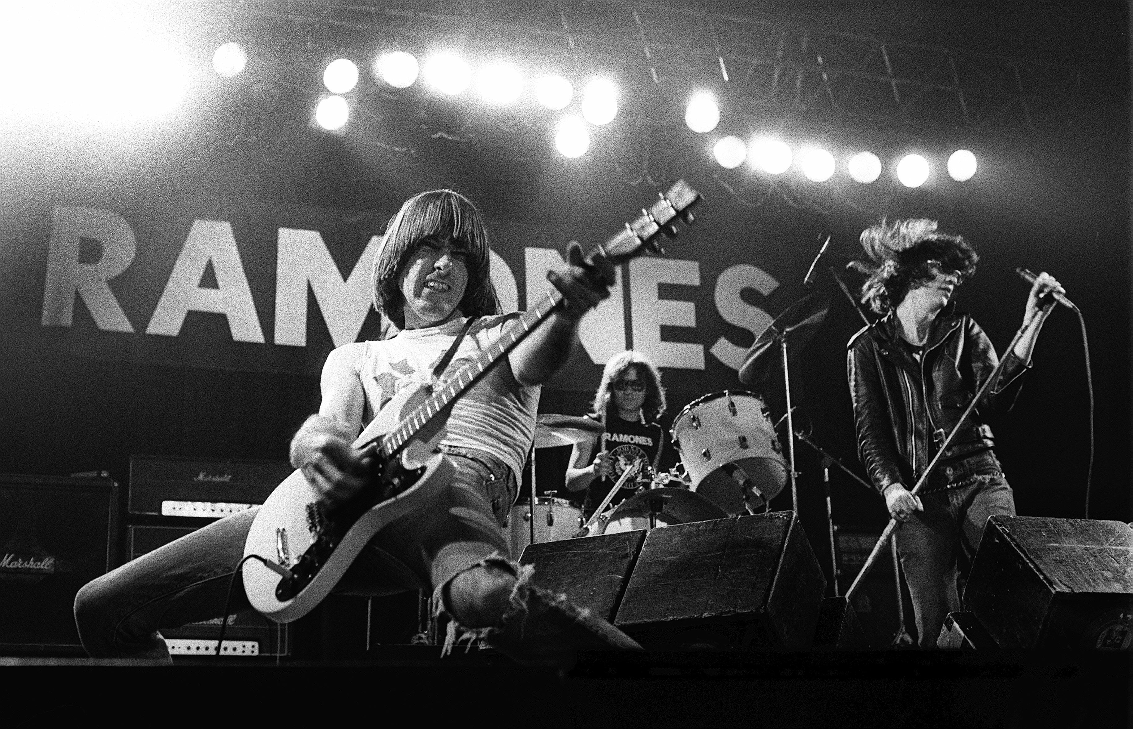 I like rock music. Ramones 1976. Ramones Ramones 1976. Ramones 1996. Рамонес группа фото.
