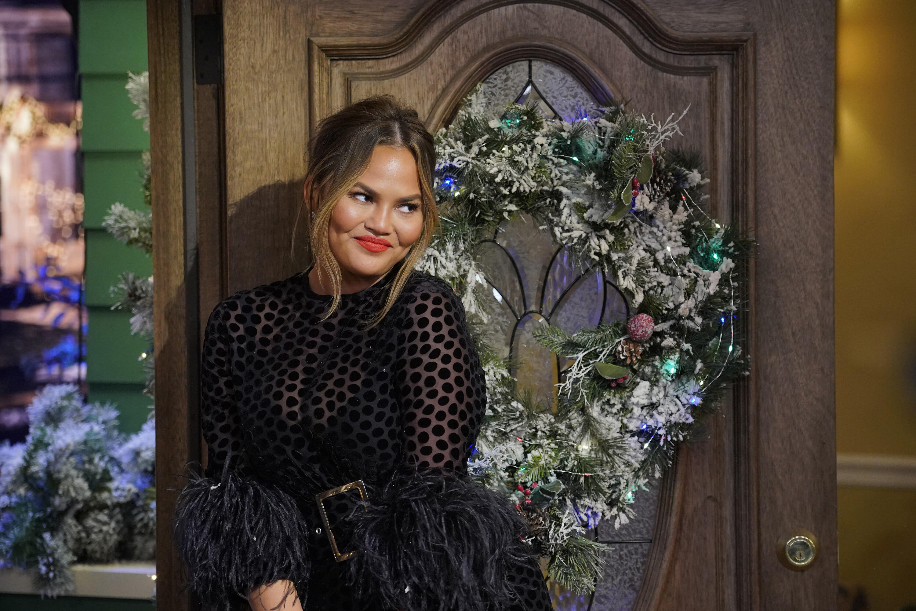 Chrissy Teigen Celebrates Good Skin Day With Flawless No Makeup Selfie Iheart 0329