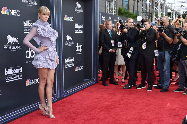 Taylor Swift Fangirls Over Paula Abdul At 2019 Billboard